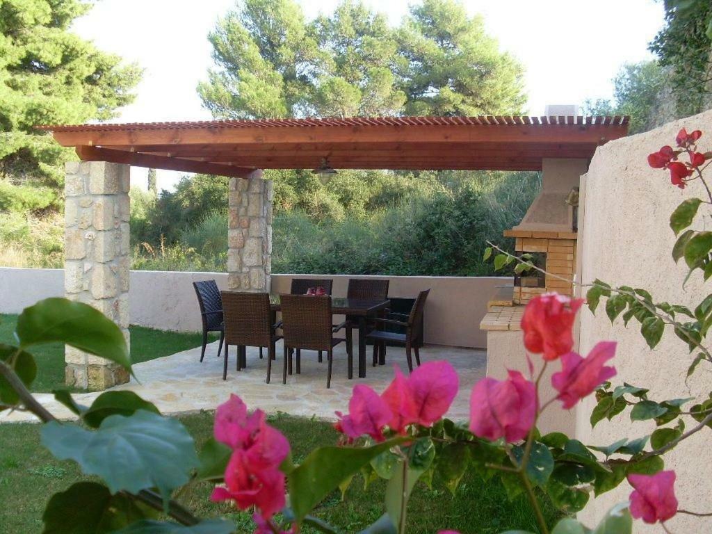 Villa Amelia Metaxata Exterior photo